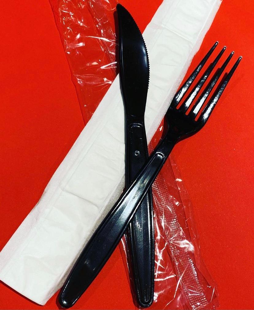 Kit garfo faca e guardanapo resistente folha dupla envelopado preto.